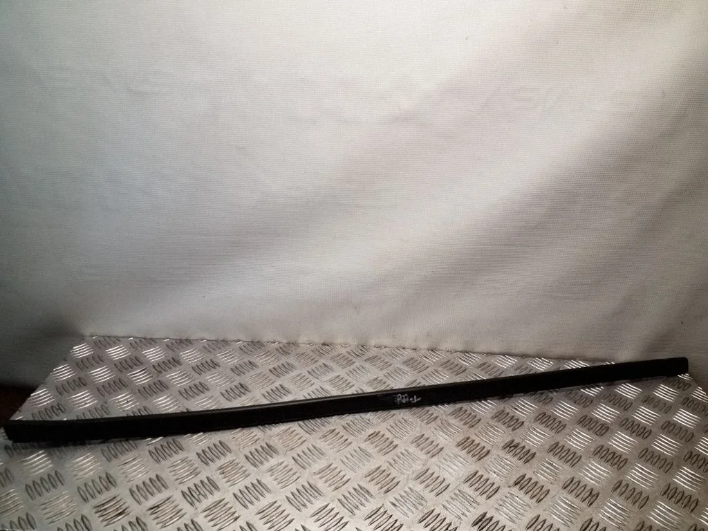 Windshield trim – left
