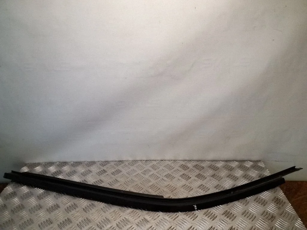 Windshield trim – right