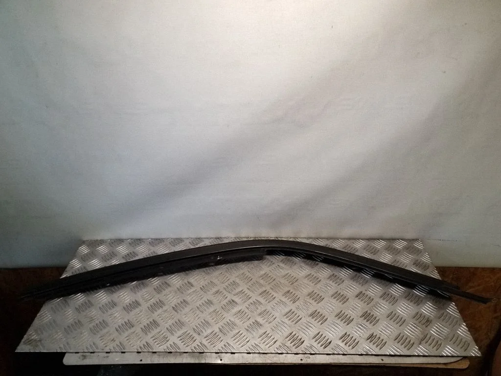 Windshield trim – left