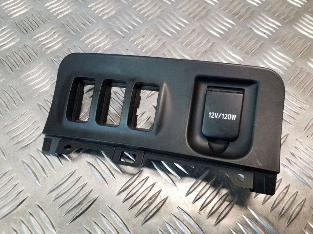 12 V lizdas (priekyje)