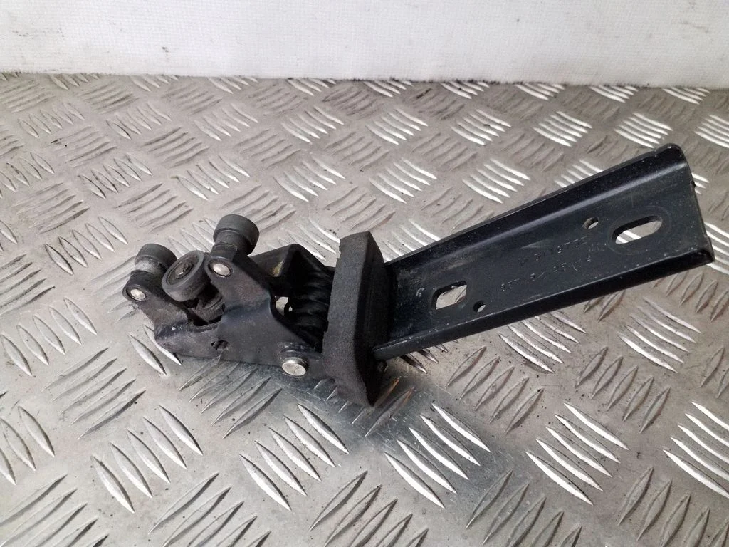 Sliding door middle roller runner – Opel Vivaro (2001-2014)