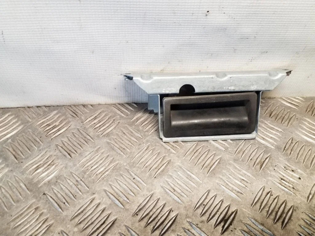 Przycisk otwierania klapy bagażnika 8R0827569A