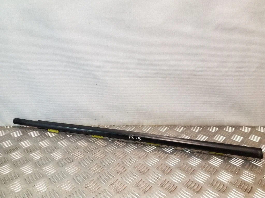 Front door glass trim molding – right