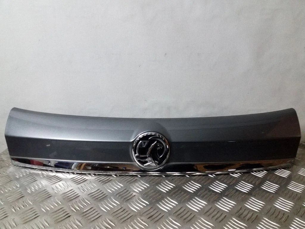 Listwa oświetlenia tablicy rejestracyjnej na klapie – Opel Mokka (2012-2016)
