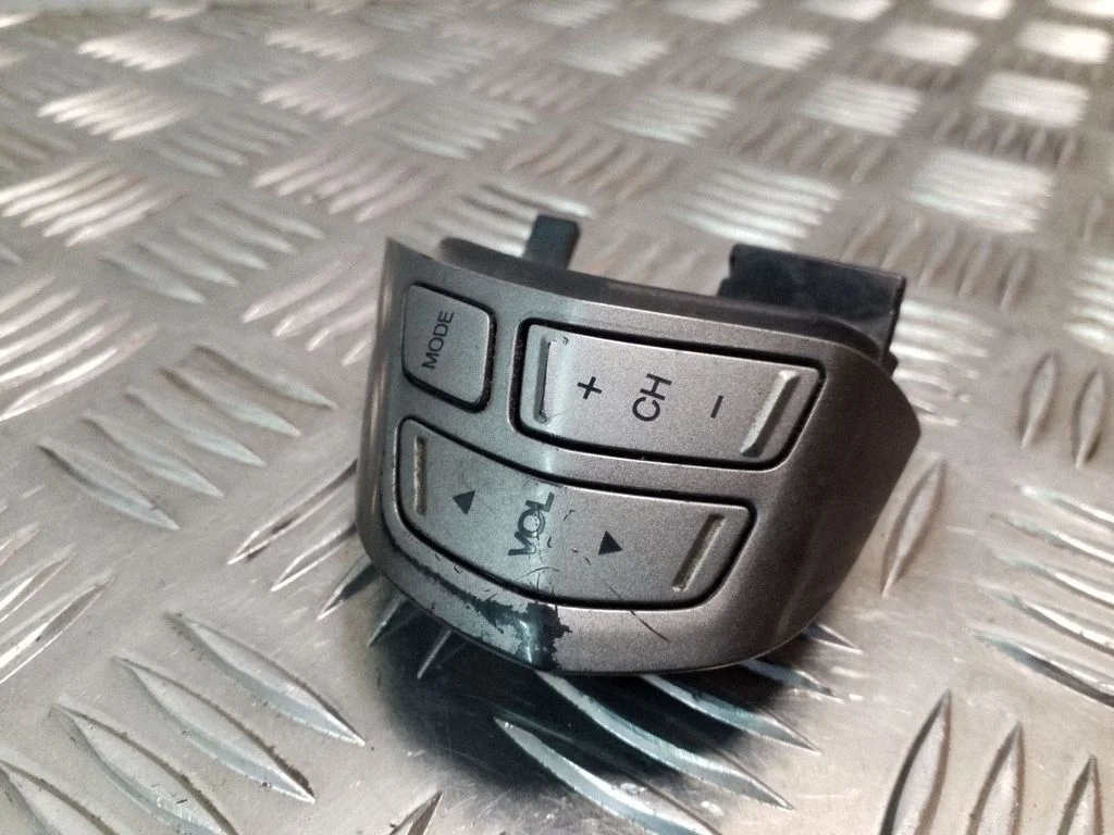 Steering wheel buttons/switches