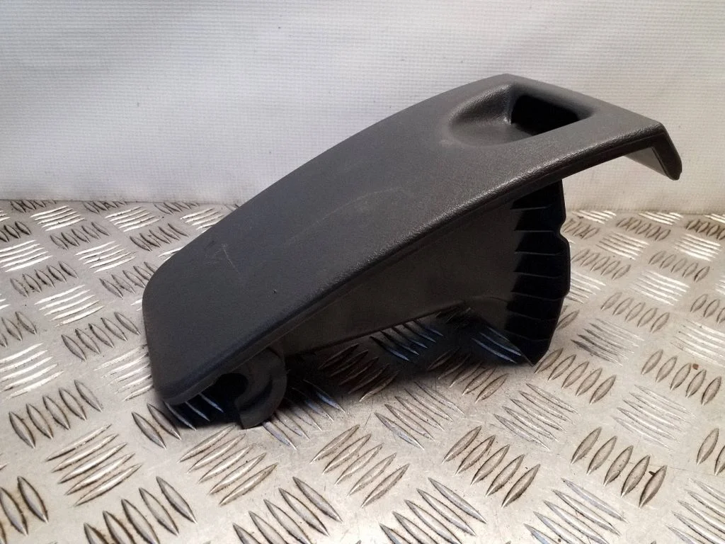 Daiktadėžė automobilio priekyje