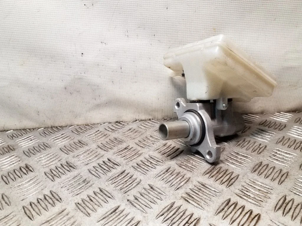 Master brake cylinder 6772413