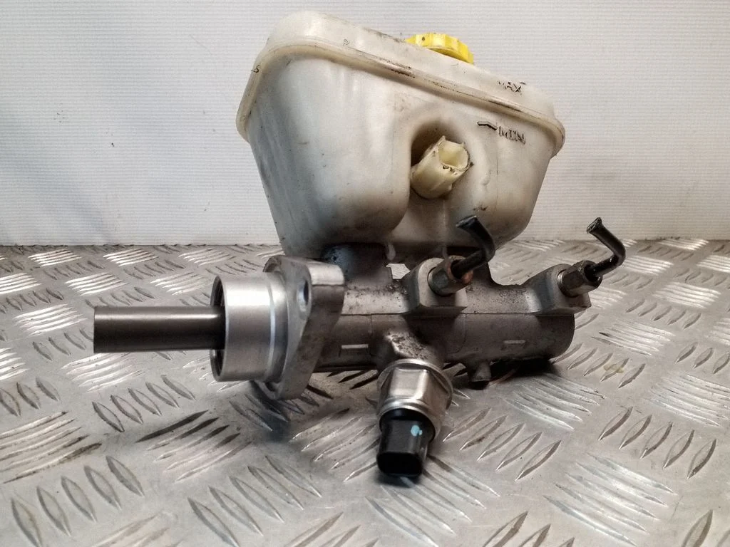 Master brake cylinder