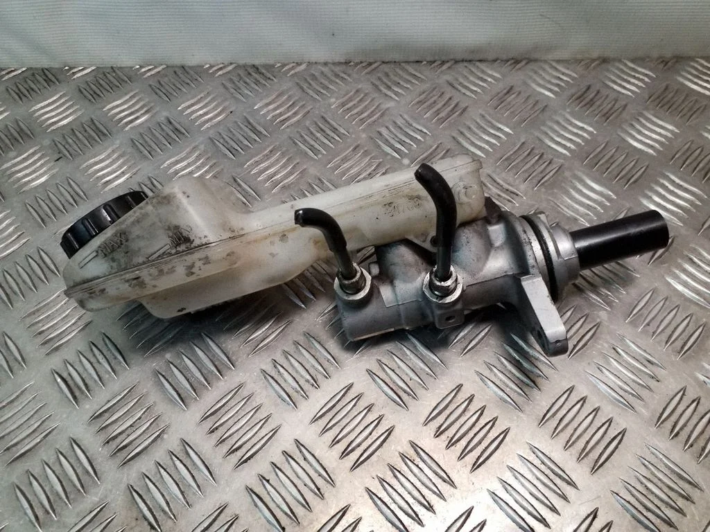 Master brake cylinder GJE743400