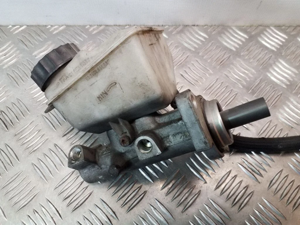 Master brake cylinder 8646008