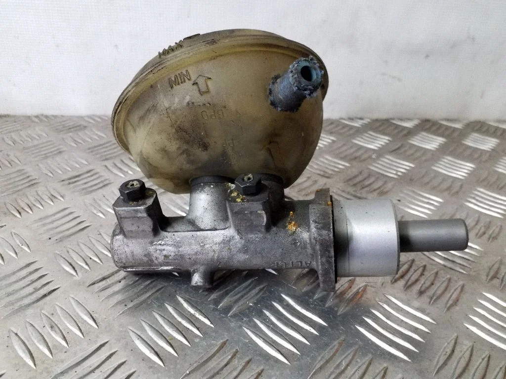 Master brake cylinder 8D0611301