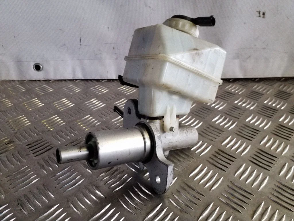 Master brake cylinder 32067199