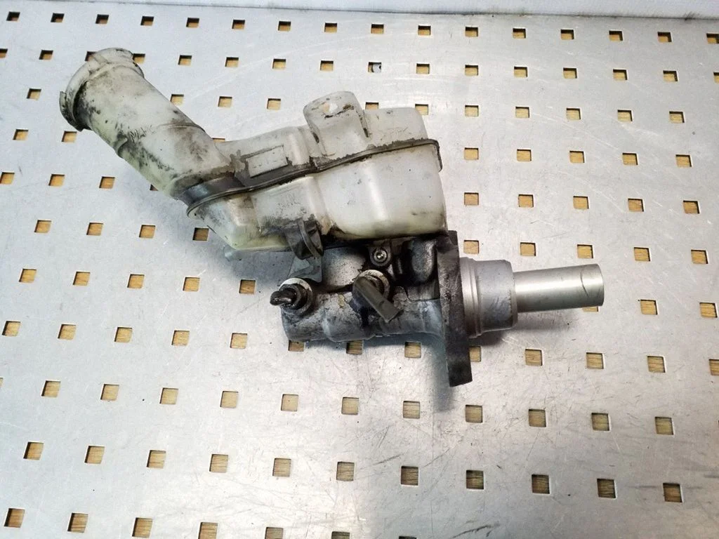 Master brake cylinder