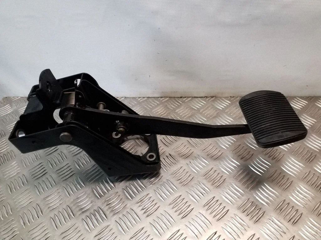 Brake pedal 8X232450BC