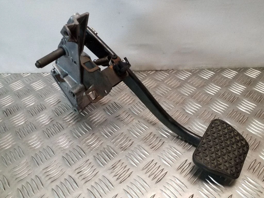Brake pedal – BMW 3 Series E46 (1998-2005)