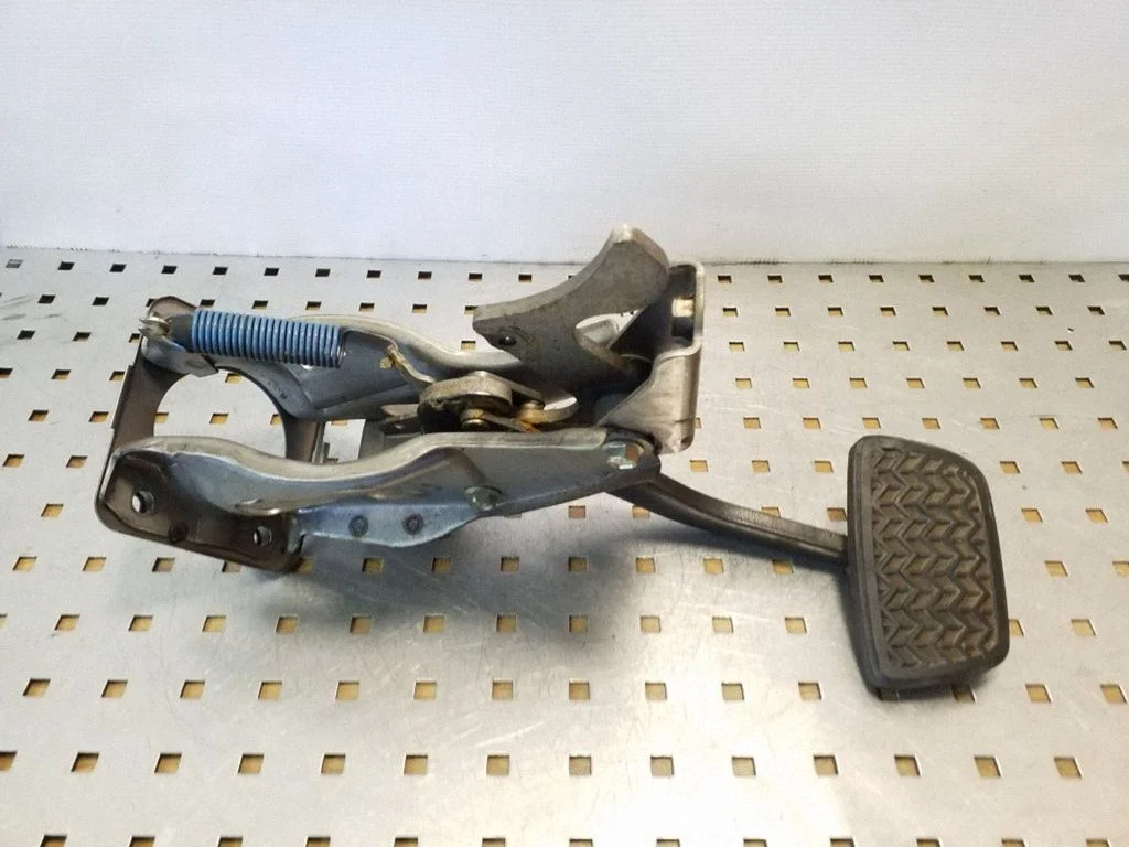 Brake pedal – Toyota Land Cruiser (J120) (2002-2009)