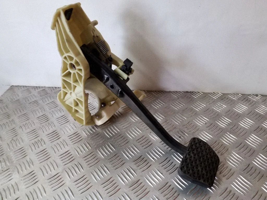 Brake pedal 6782666