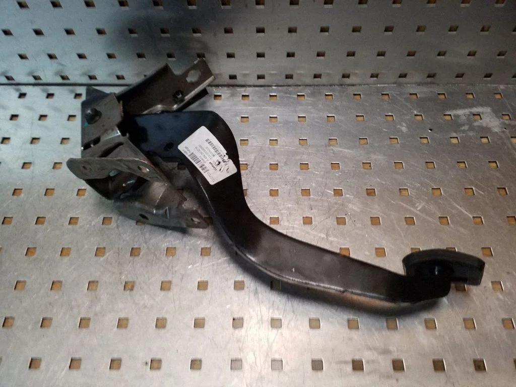 Pedał hamulca 4620A036