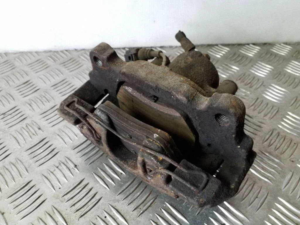 Front brake caliper – left