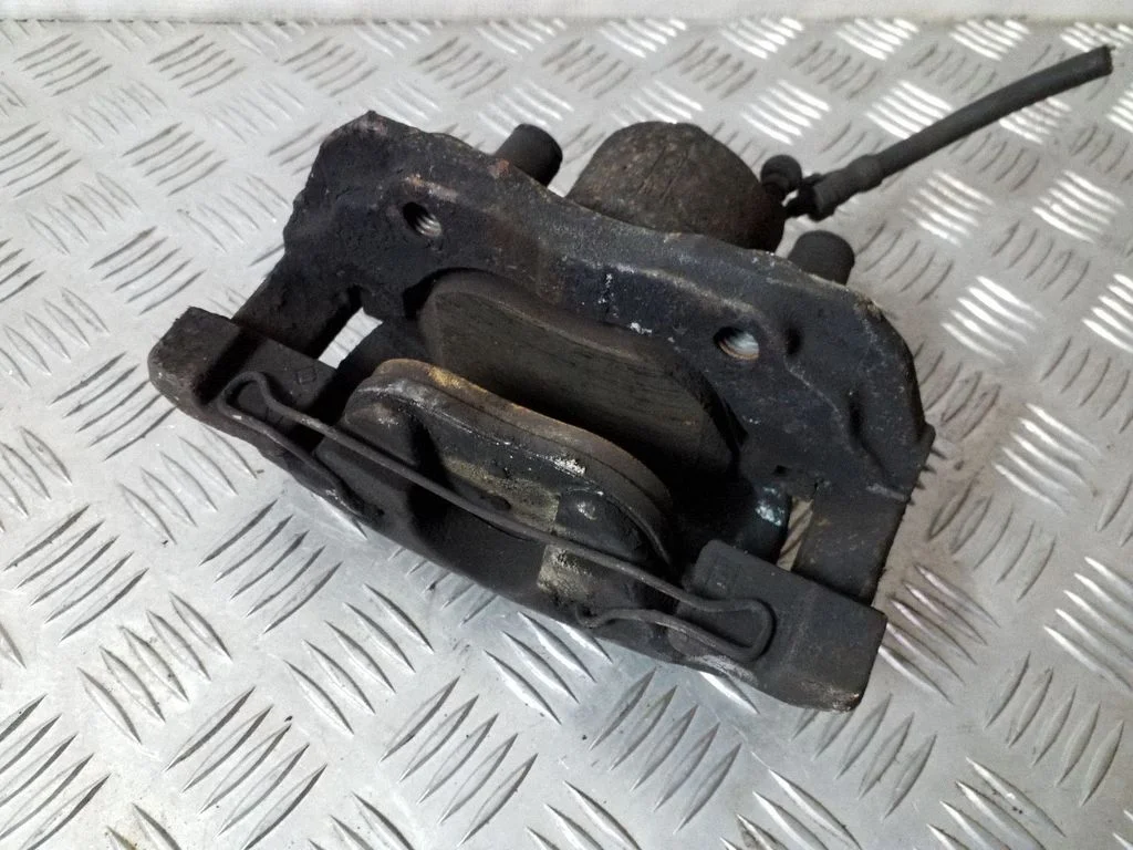 Front brake caliper – right