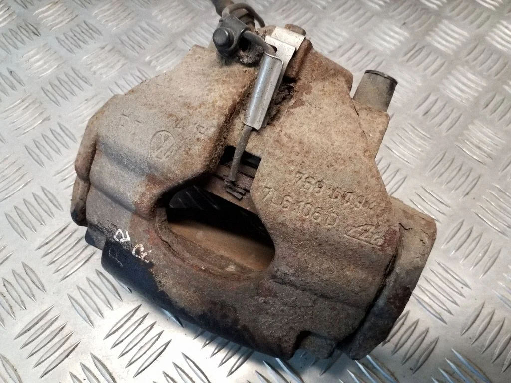 Zacisk hamulcowy przedni 7L6106D