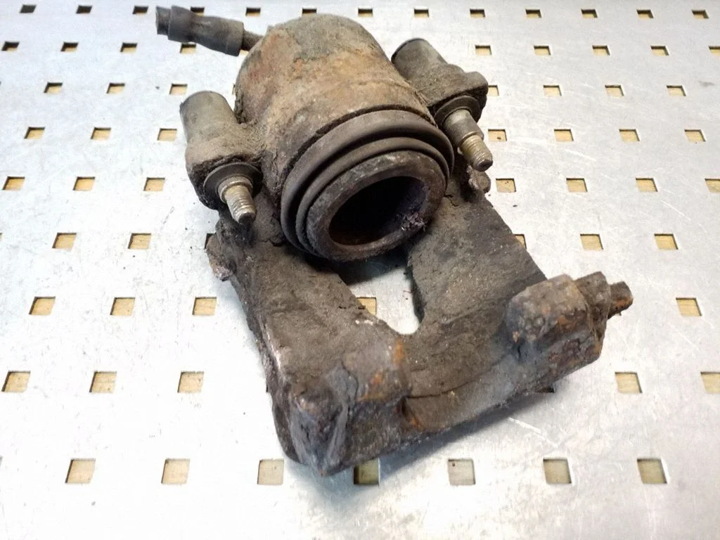 Front brake caliper – left