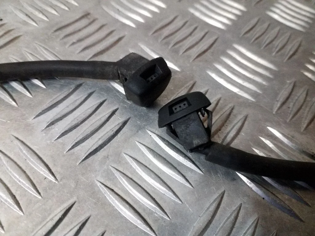 Priekšējā stikla logu šķidruma sprausla(-s)
