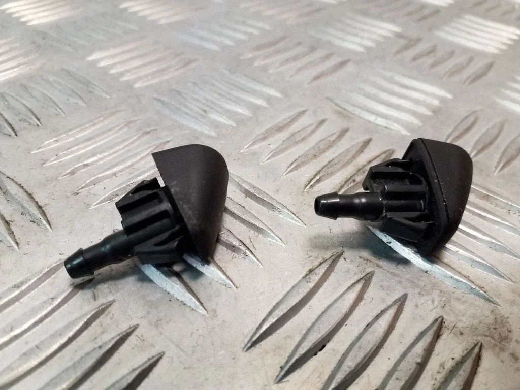 Windshield washer spray nozzle