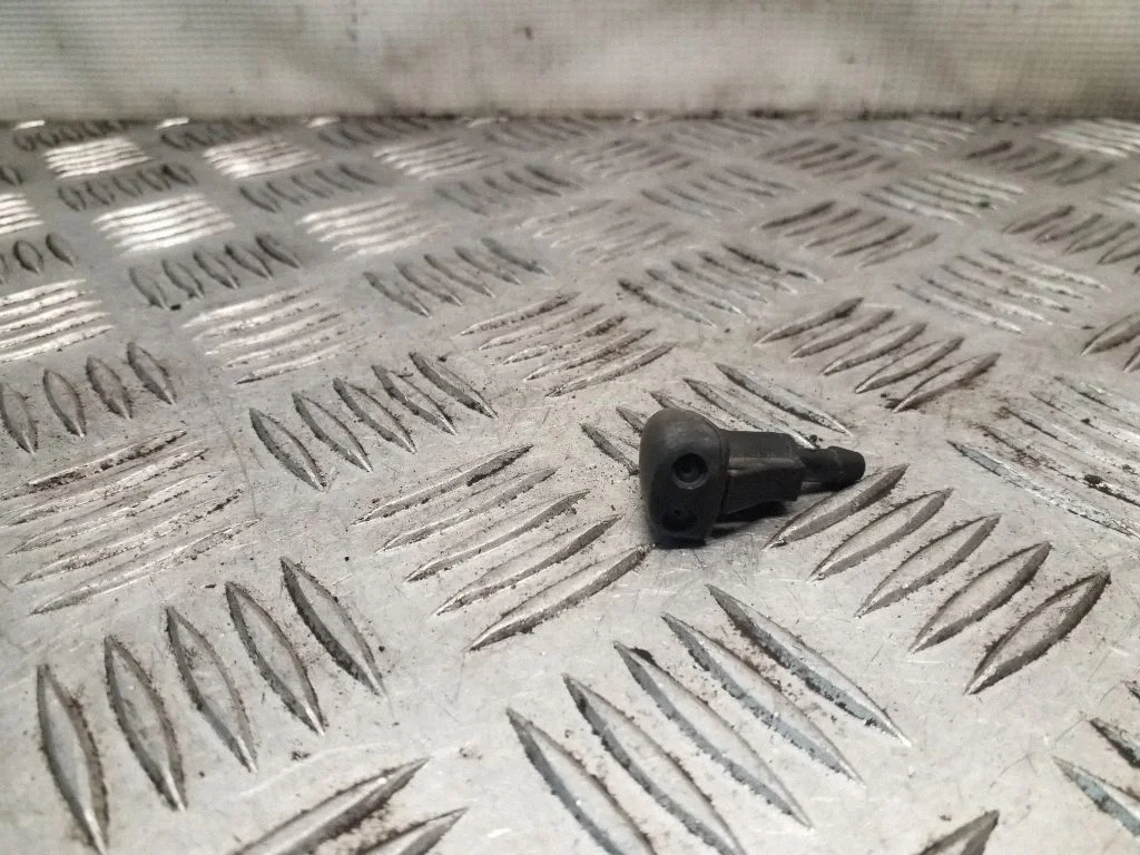 Windshield washer spray nozzle