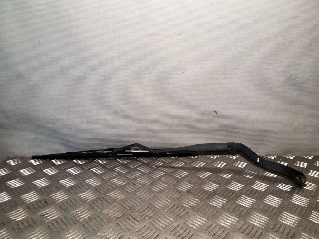 Front wiper blade arm 89813658
