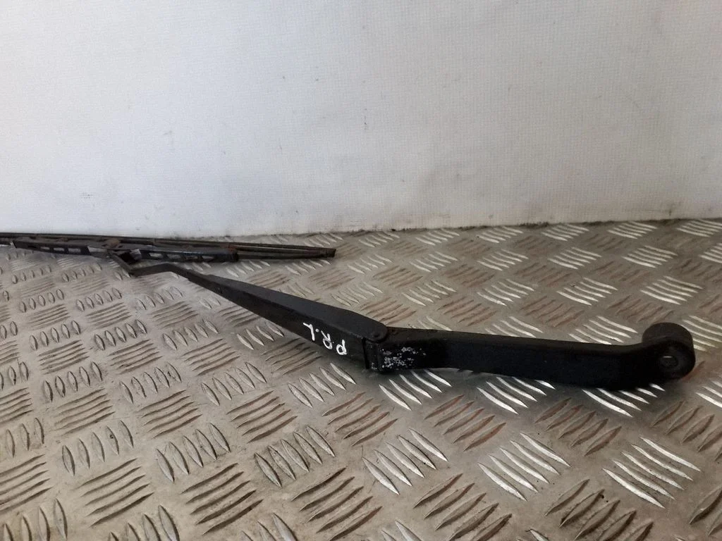 Front wiper blade arm – left