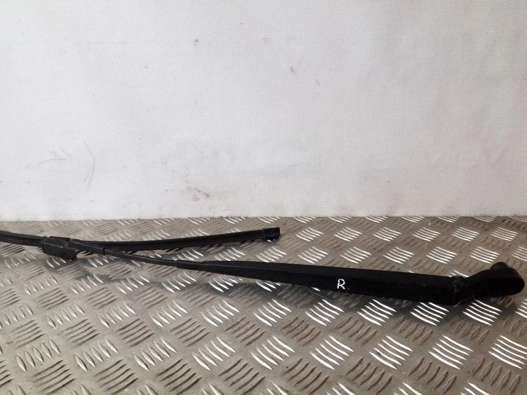 Front wiper blade arm – right