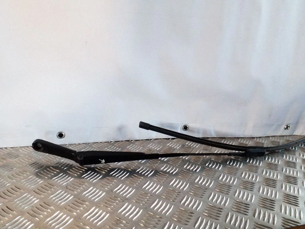 Front wiper blade arm 4G2955408B