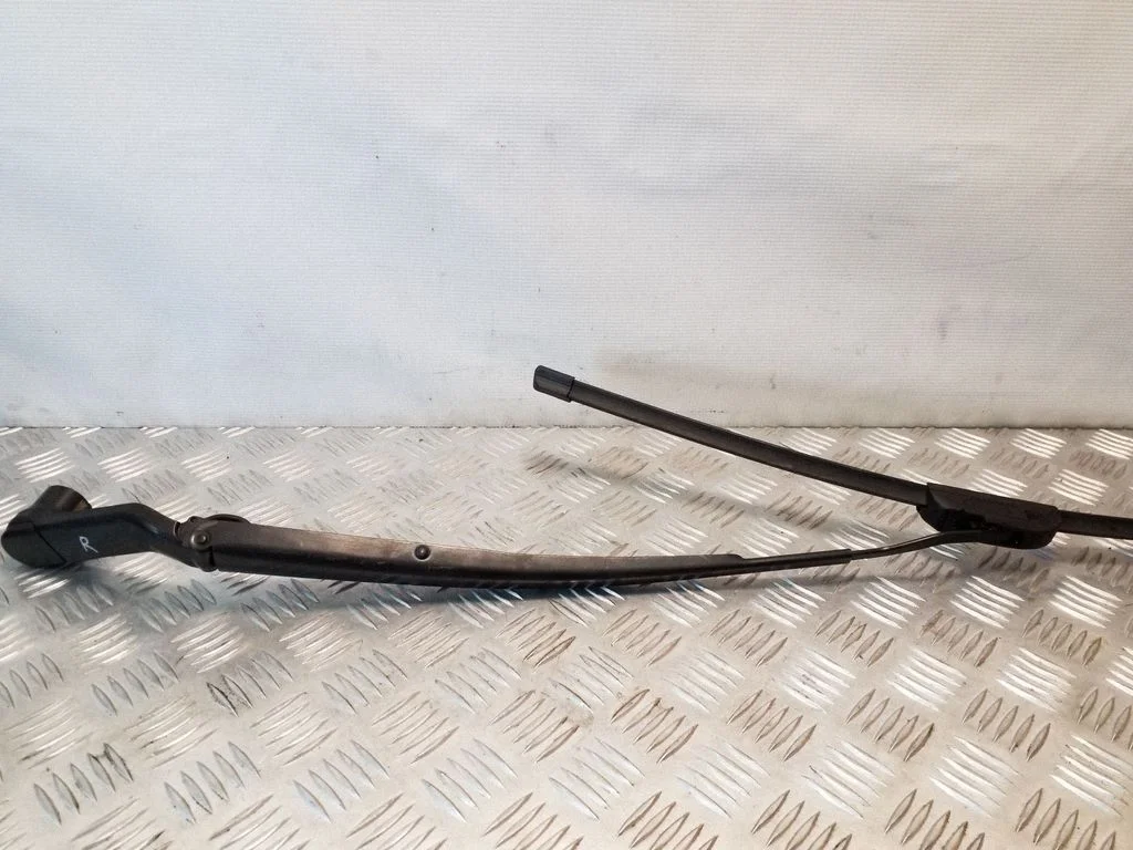 Front wiper blade arm – right