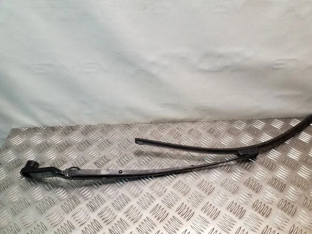 Front wiper blade arm – right