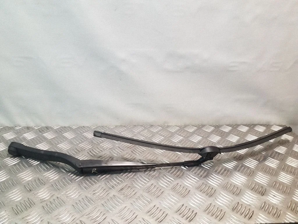 Front wiper blade arm – Mercedes-Benz E-Class W212 (2009-2016)