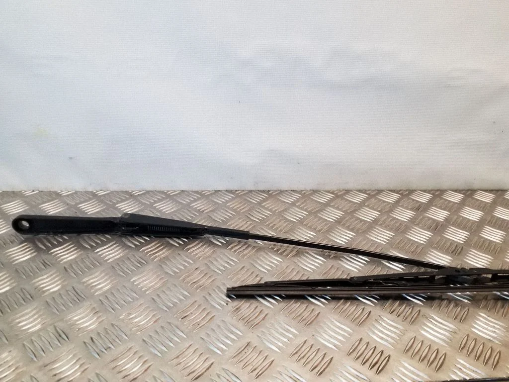 Front wiper blade arm – Opel Vivaro (2001-2014)