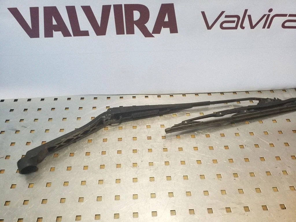 Priekinio stiklo valytuvų kojelė