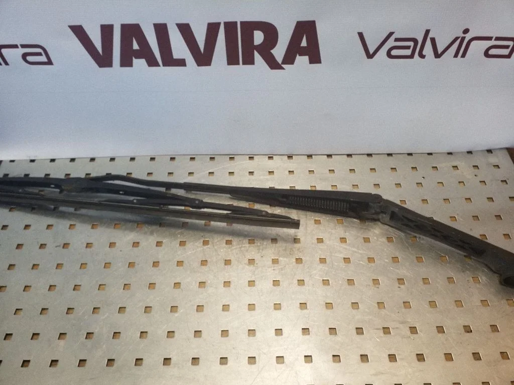 Priekinio stiklo valytuvų kojelė