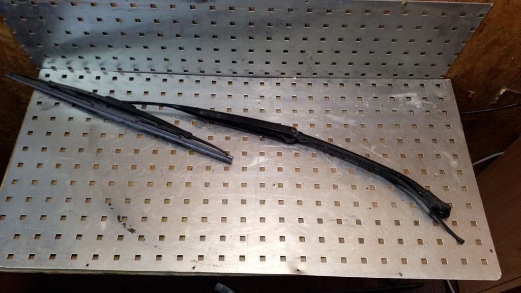 Front wiper blade arm B90LA2
