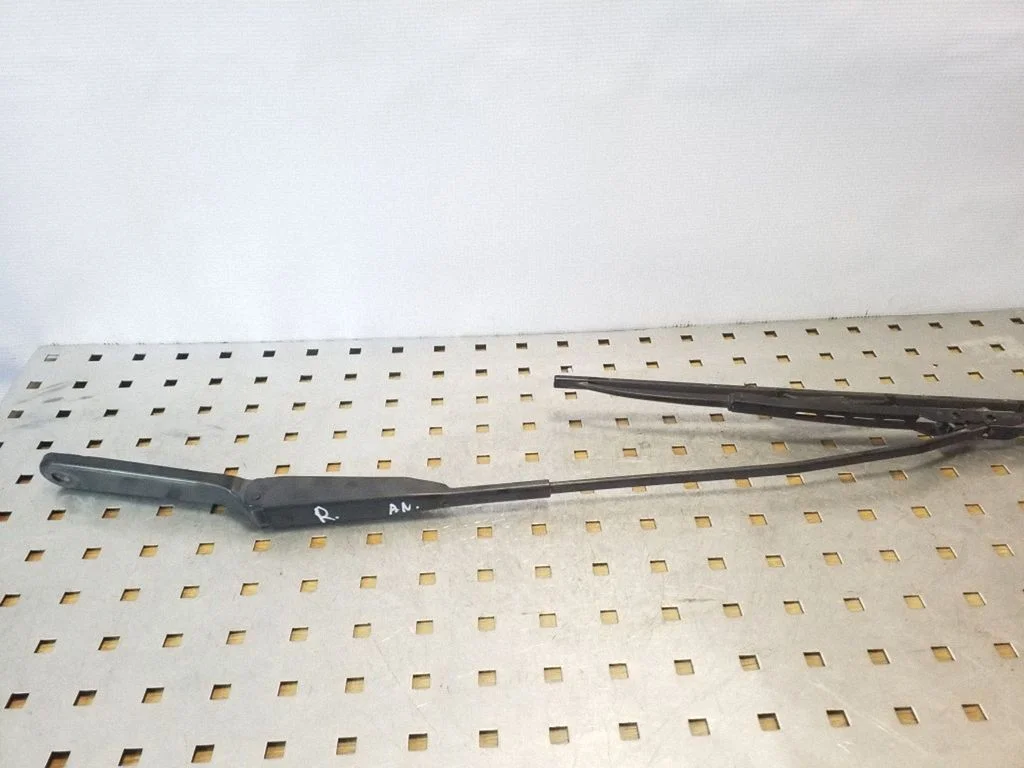 Front wiper blade arm – Opel Vivaro (2001-2014)