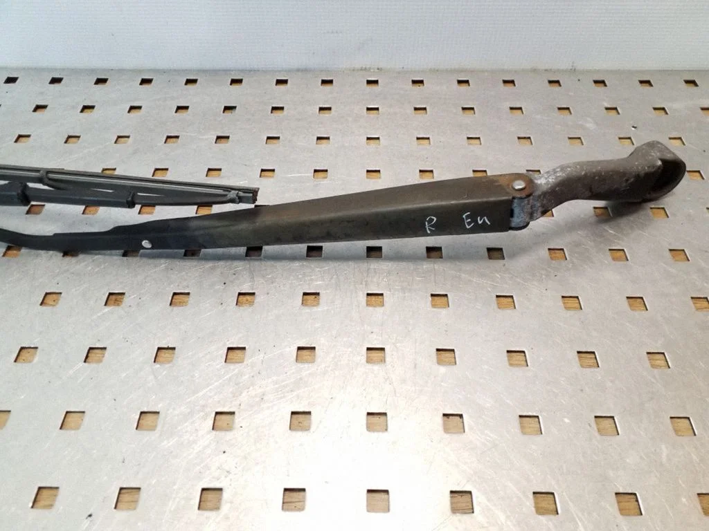 Front wiper blade arm – right