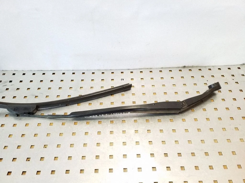 Front wiper blade arm – front right