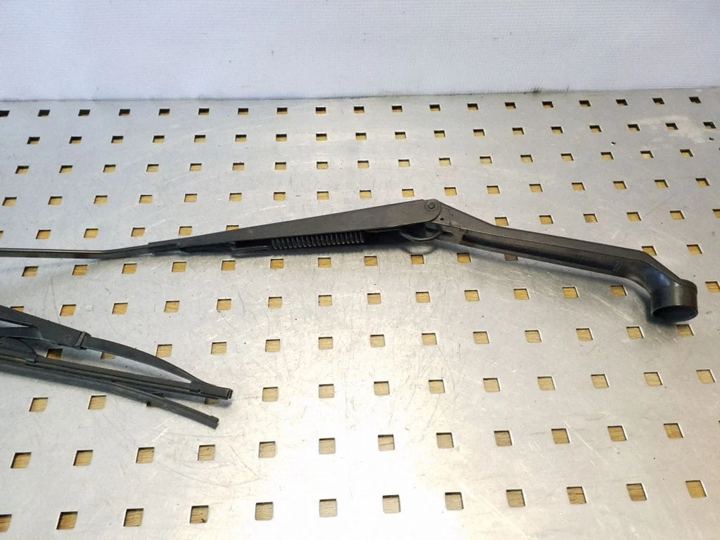 Front wiper blade arm – left