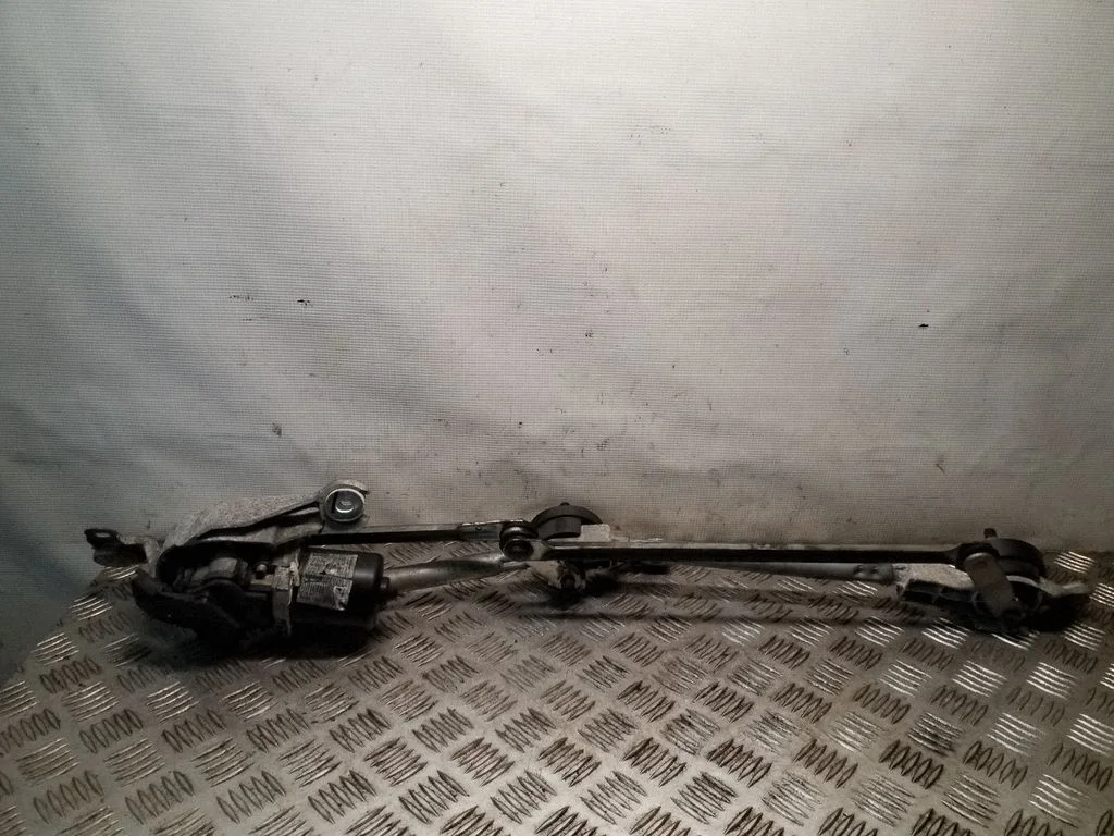Mechanizm wycieraczek z silniczkiem