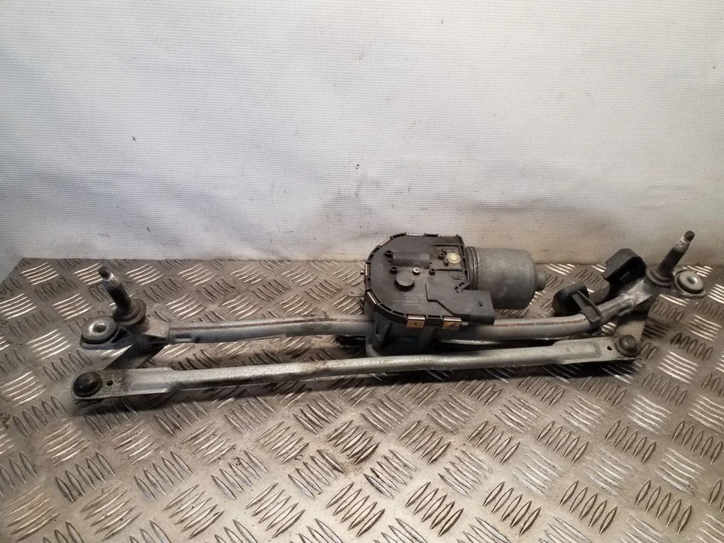 Mechanizm wycieraczek z silniczkiem 8R2955119A