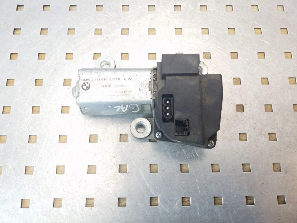 Aizmugurējā stikla tīrītāja motoriņš 8361640