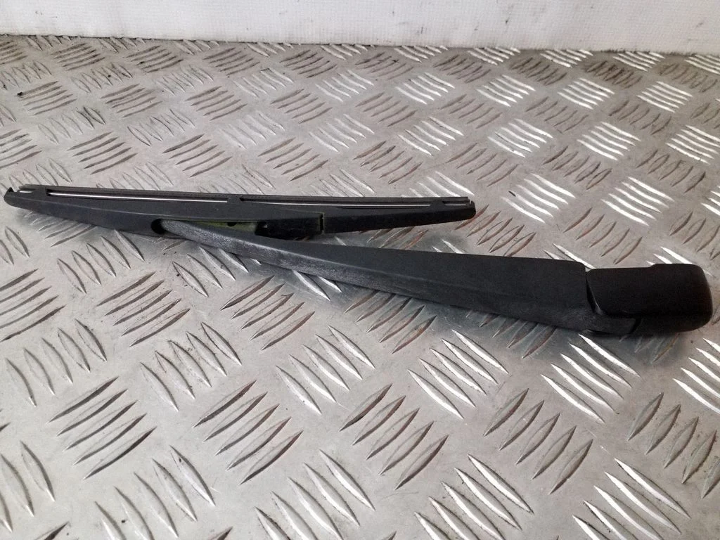 Rear wiper blade arm