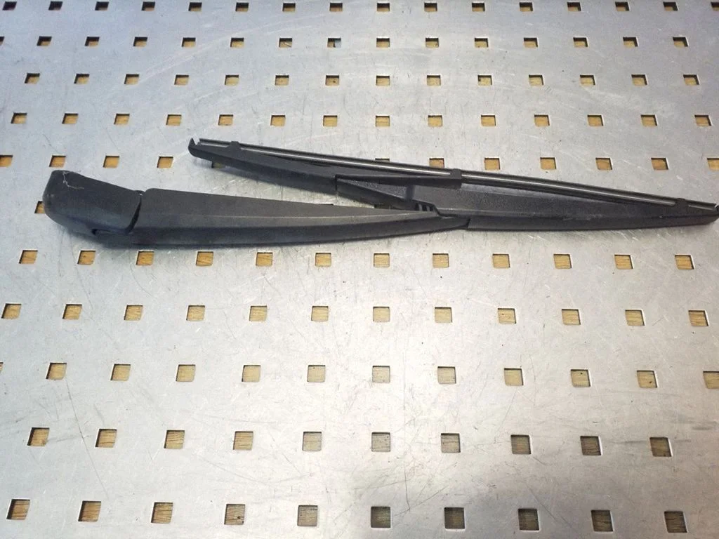 Rear wiper blade arm