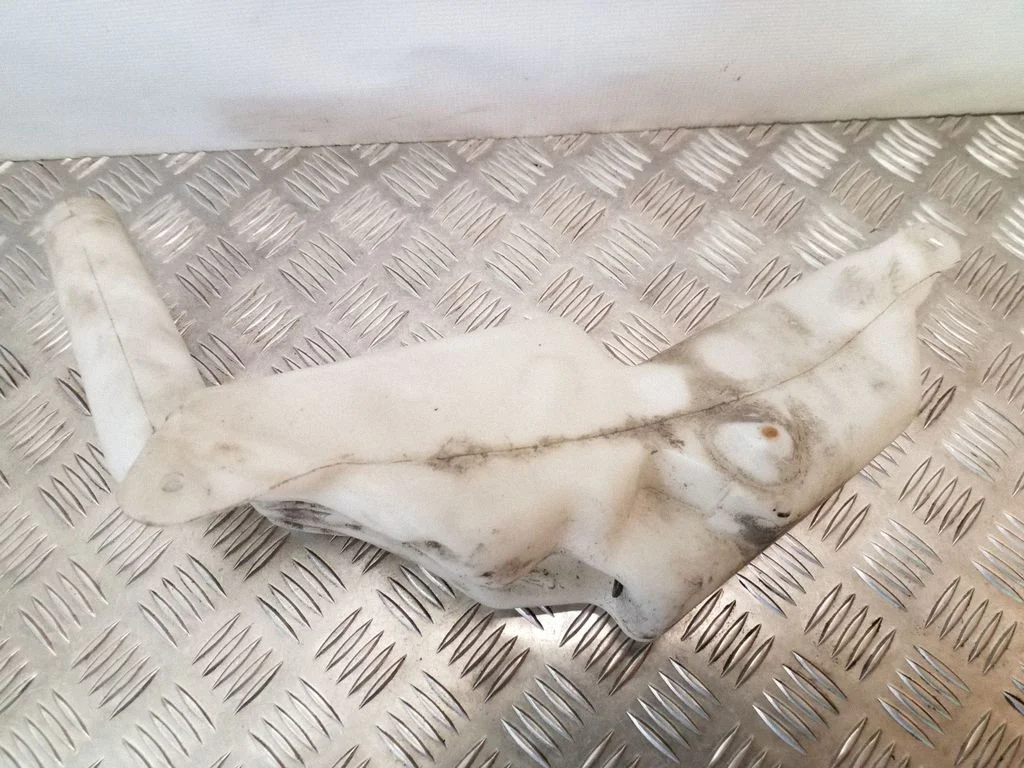 Logu mazgāšanas šķidruma tvertne